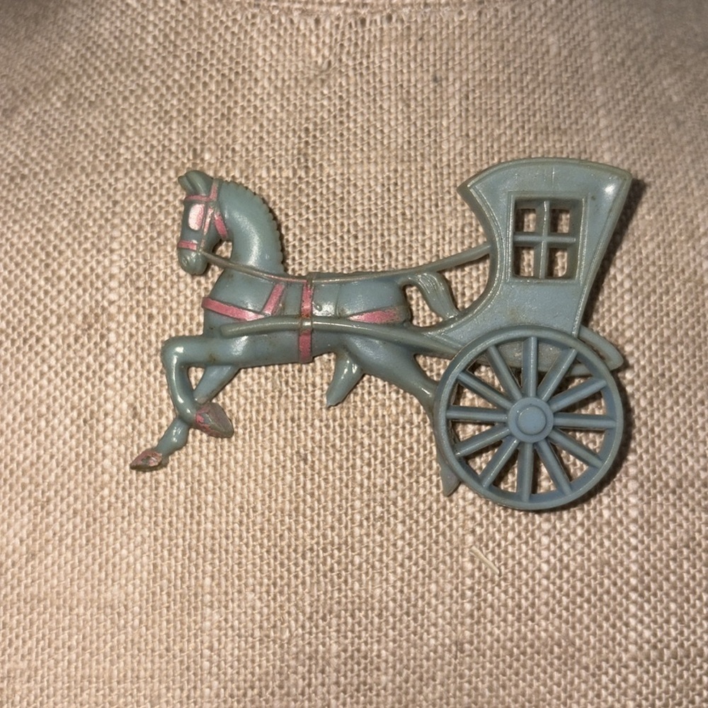 Vintage 1940s Blue & Pink Celluloid Horse and Carriage Brooch – Rare Figural Des - Picture 3 of 6